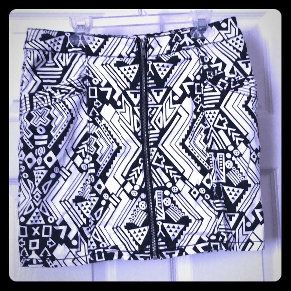 🔳🔲 Structured Mini Skirt